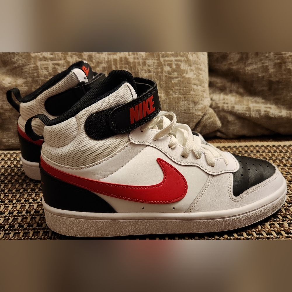 Nike Court Borough mid